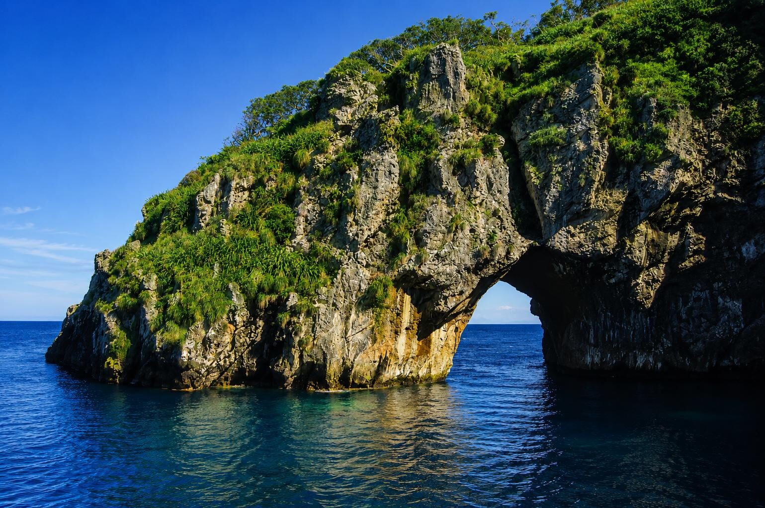 Natural rock archway, Poor Knights Islands